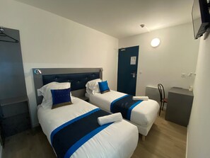 Habitació amb dos llits individuals estàndard | Escriptori, habitacions insonoritzades i wifi gratuïta 