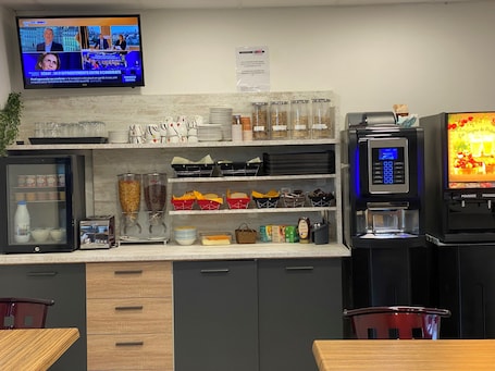 Desayuno continental (EUR 8 por persona)