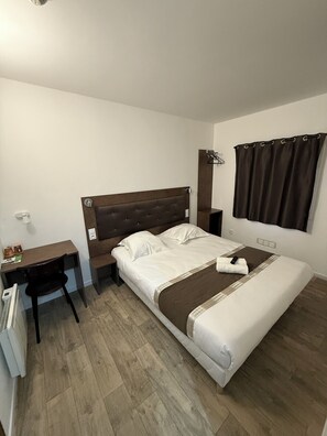 Habitación doble Confort, para no fumadores | Escritorio, insonorización y wifi gratis 