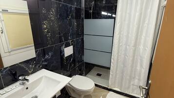 Douche, articles de toilette gratuits, sĂšche-cheveux