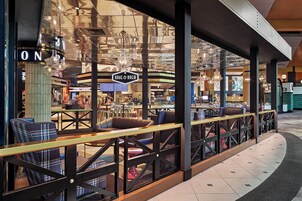 10 restaurants, breakfast, lunch, dinner served; Italian cuisine