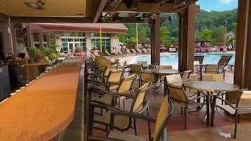 Bar en bord de piscine