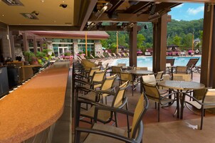 Bar junto a la piscina