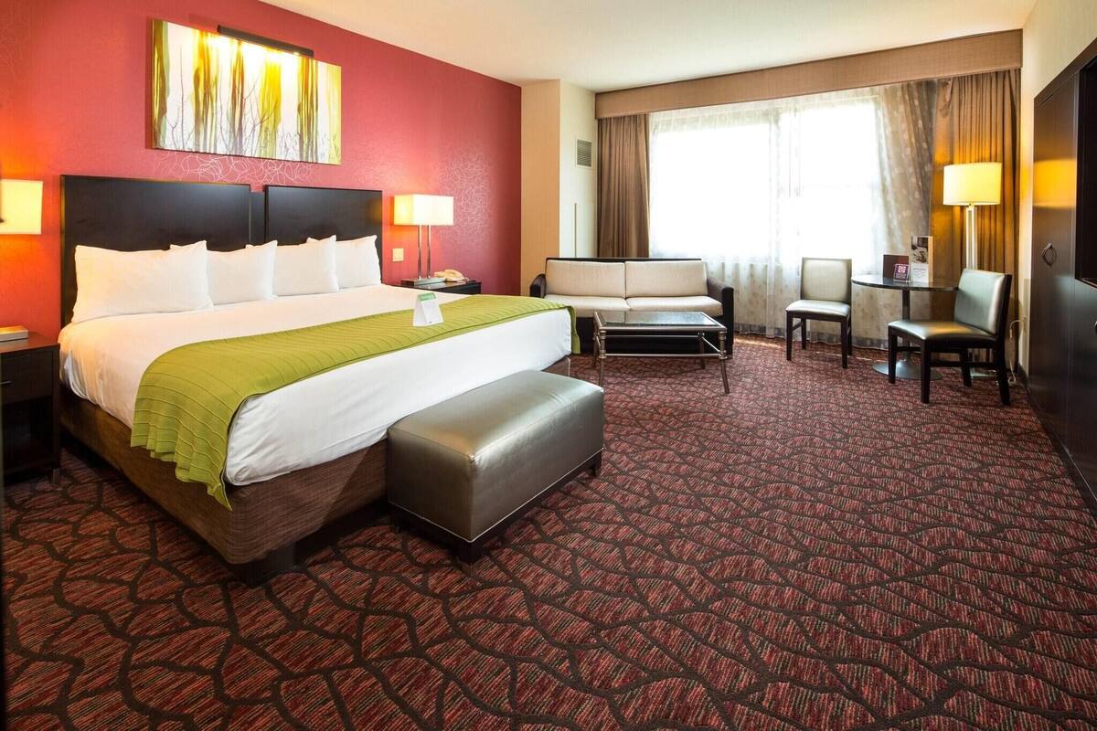 Premium bedding, in-room safe, desk, laptop workspace