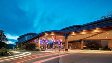 Room Type Assigned on Arrival | Ylelliset vuodevaatteet, tallelokero huoneessa, työpöytä