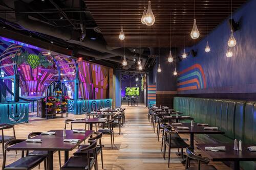10 restaurants; breakfast, lunch, dinner, and brunch served