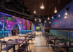 10 间餐厅，供应早餐、午餐和晚餐，意大利菜