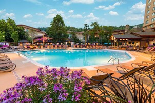 Una piscina cubierta, una piscina al aire libre de temporada