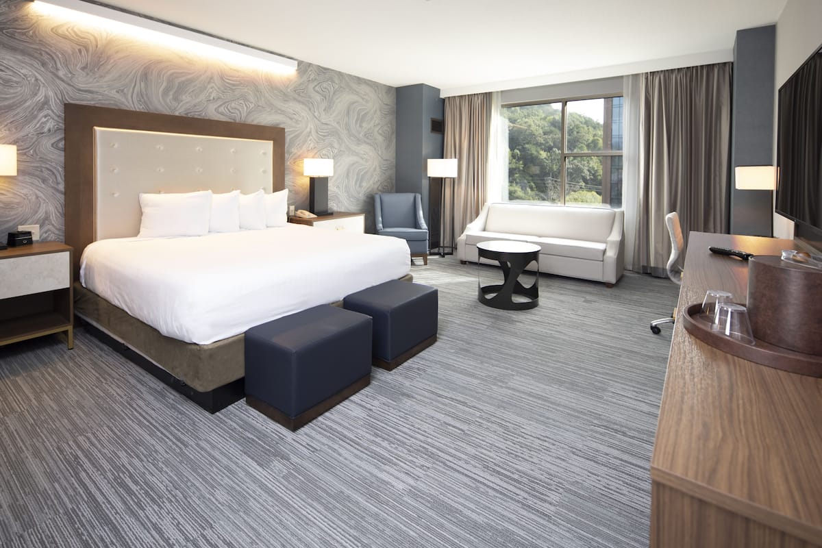 Premium bedding, in-room safe, desk, laptop workspace