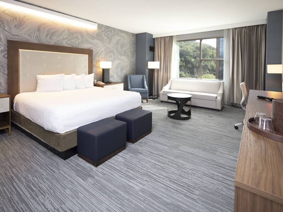 Premium bedding, in-room safe, desk, laptop workspace