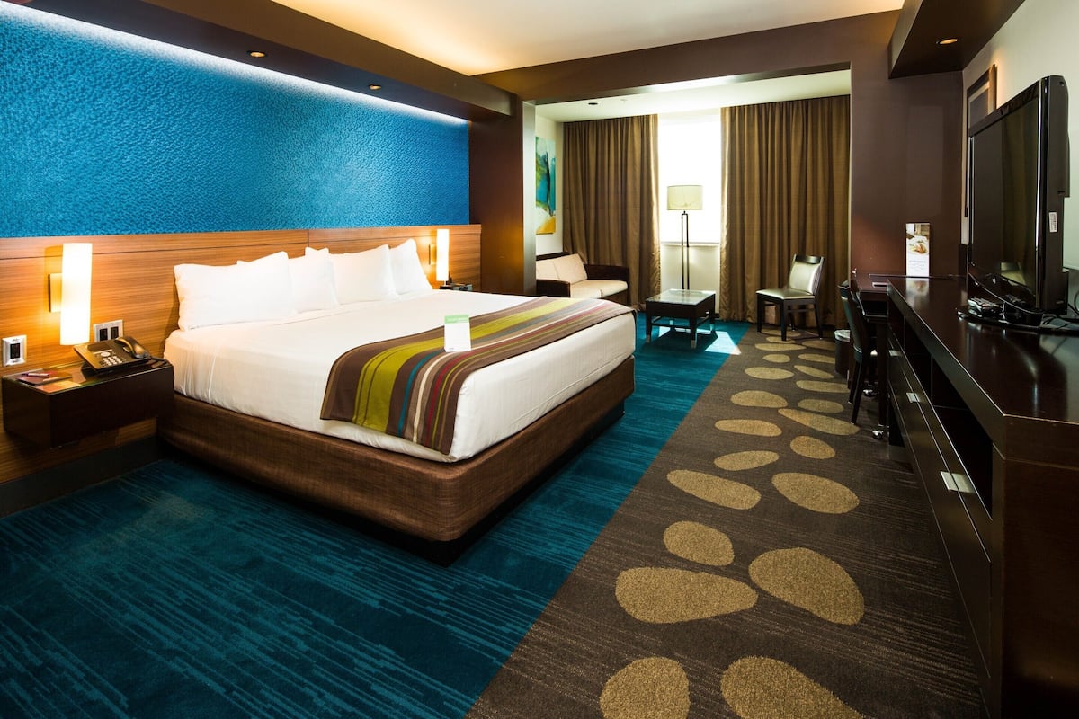 Premium bedding, in-room safe, desk, laptop workspace
