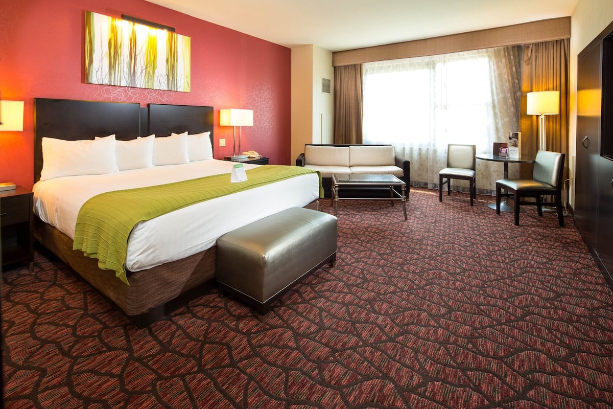 Premium bedding, in-room safe, desk, laptop workspace