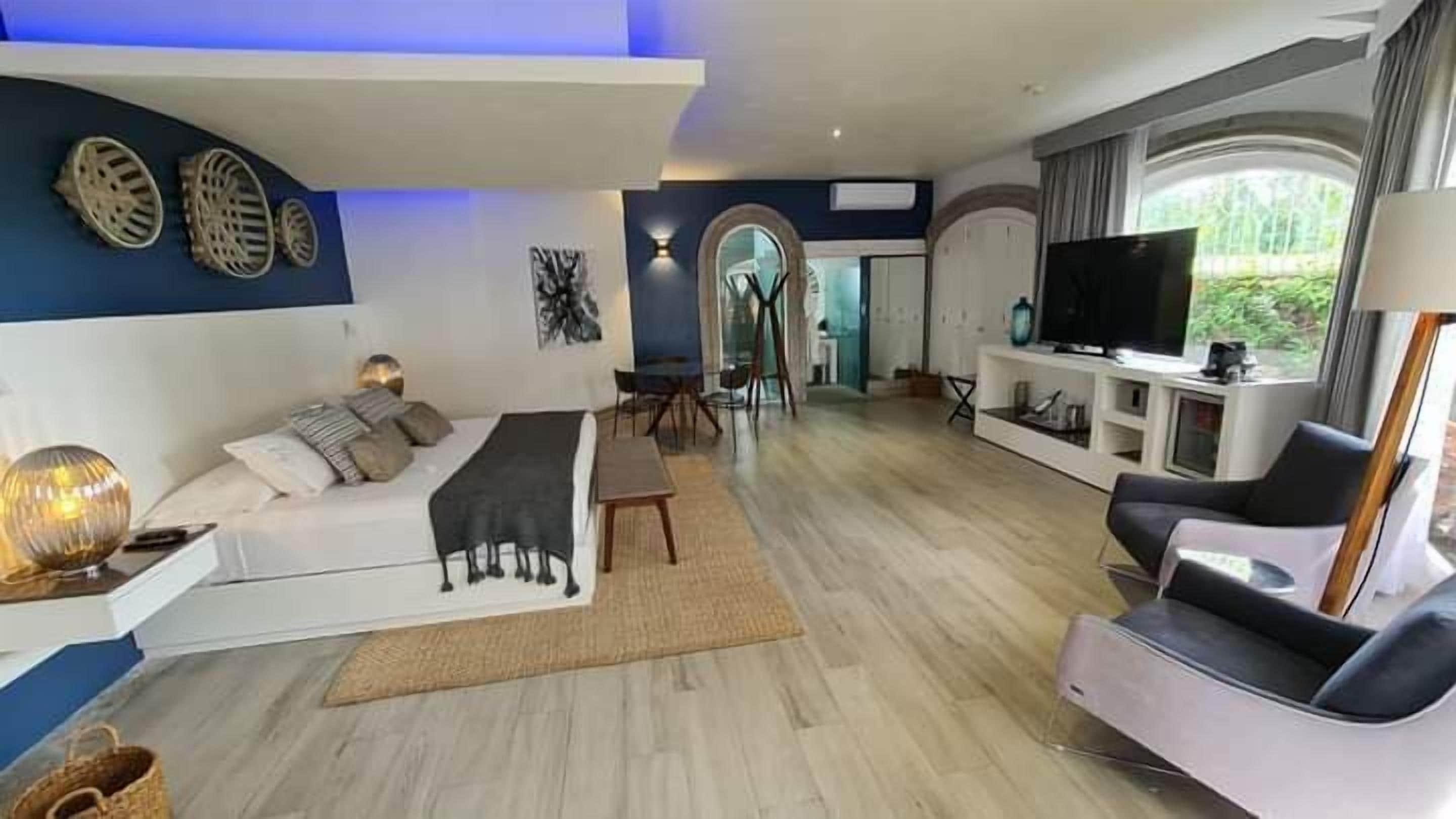 Deluxe Room - Plata 999 | Egyptian cotton sheets, premium bedding, down comforters