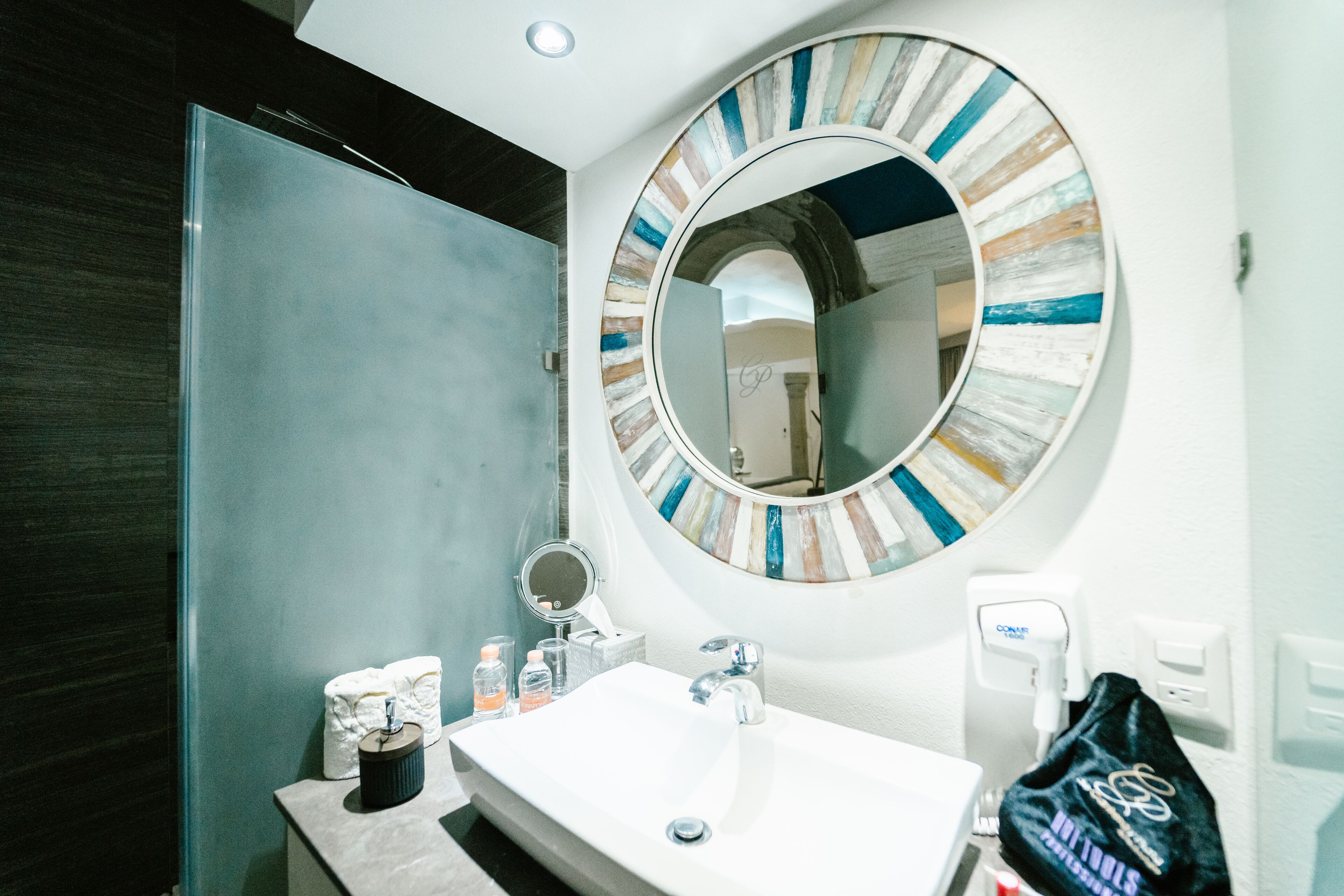 deluxe room - plata 999 | bathroom | free toiletries, hair dryer, bathrobes, slippers