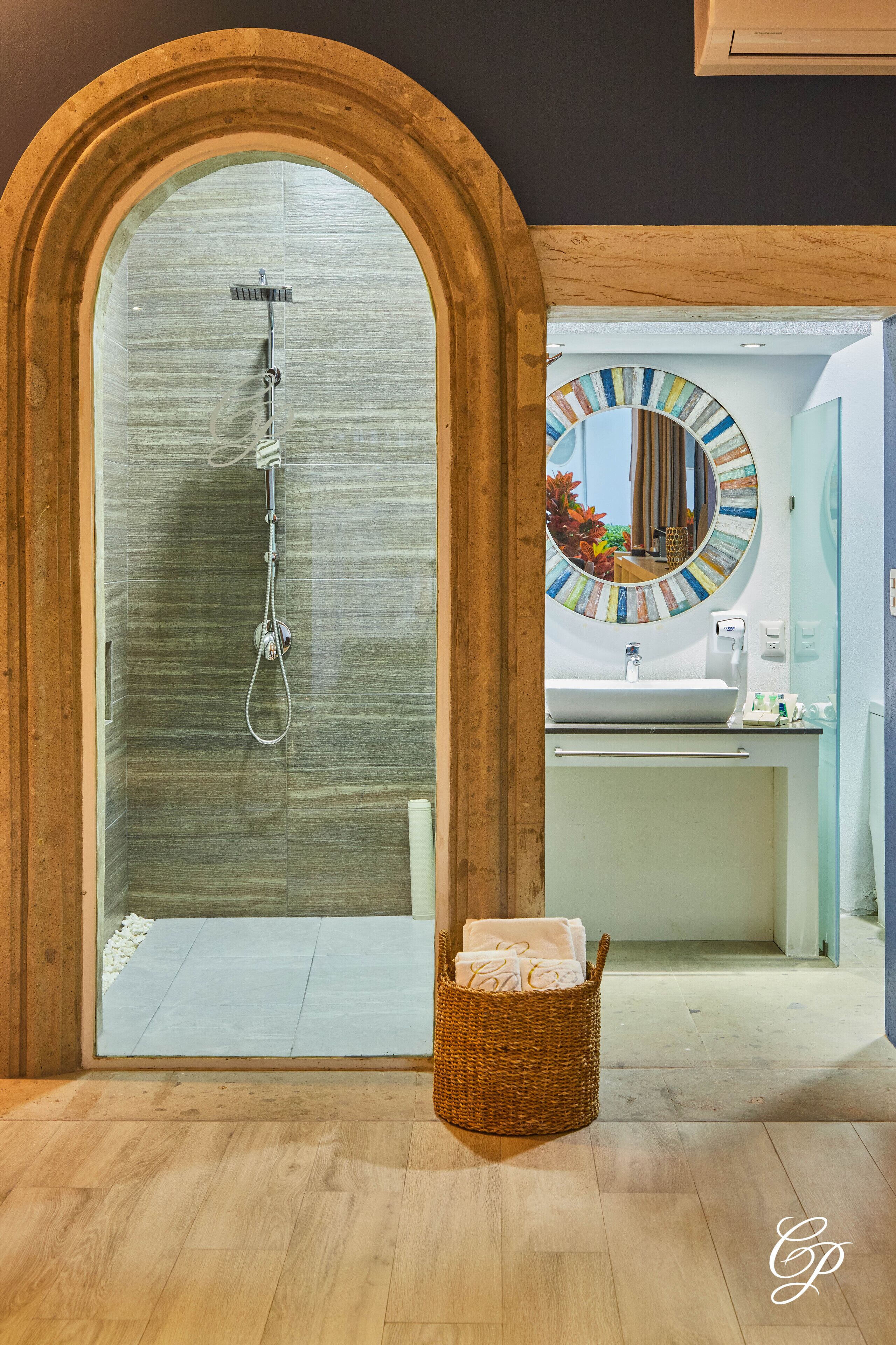 deluxe room - plata 999 | bathroom | free toiletries, hair dryer, bathrobes, slippers