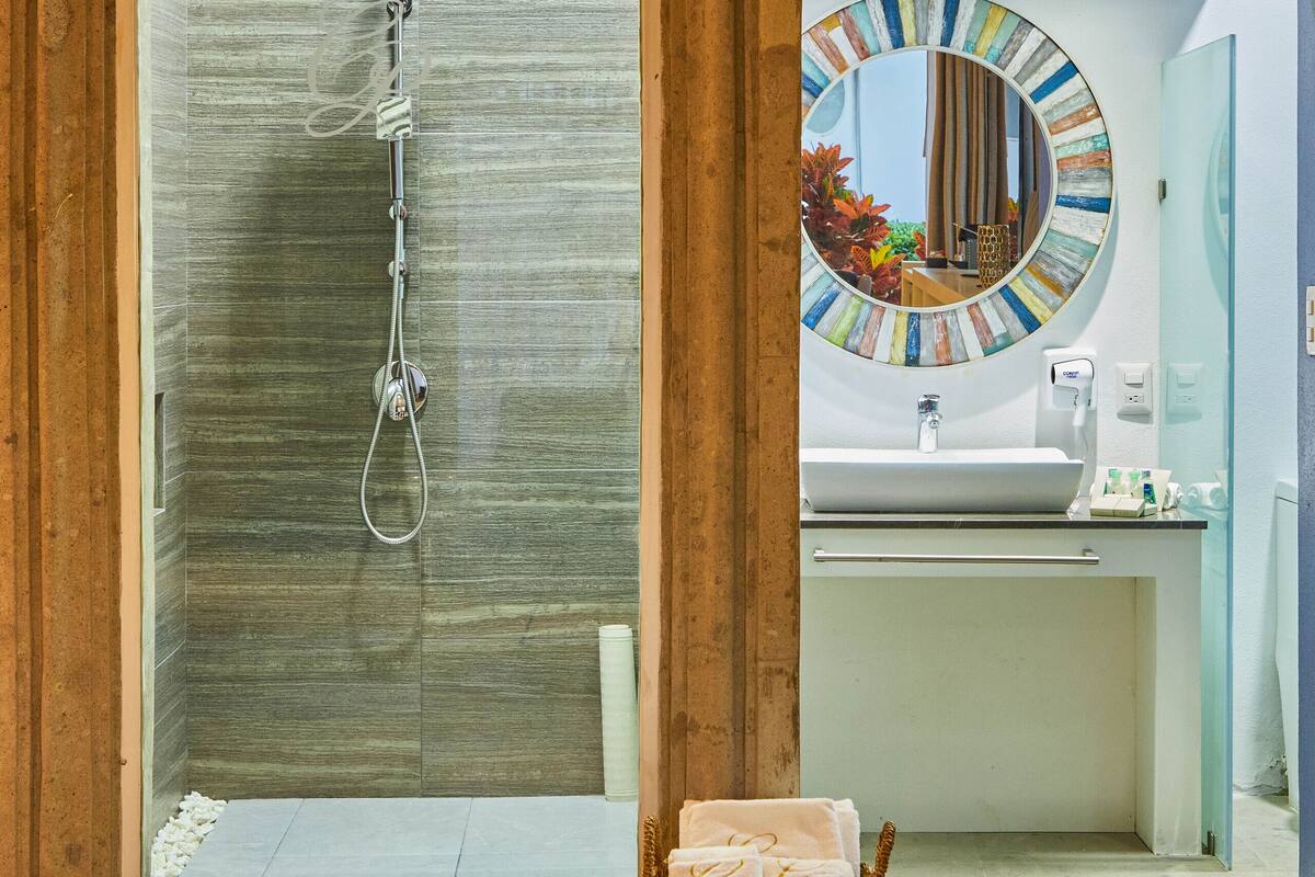 deluxe room - plata 999 | bathroom | free toiletries, hair dryer, bathrobes, slippers