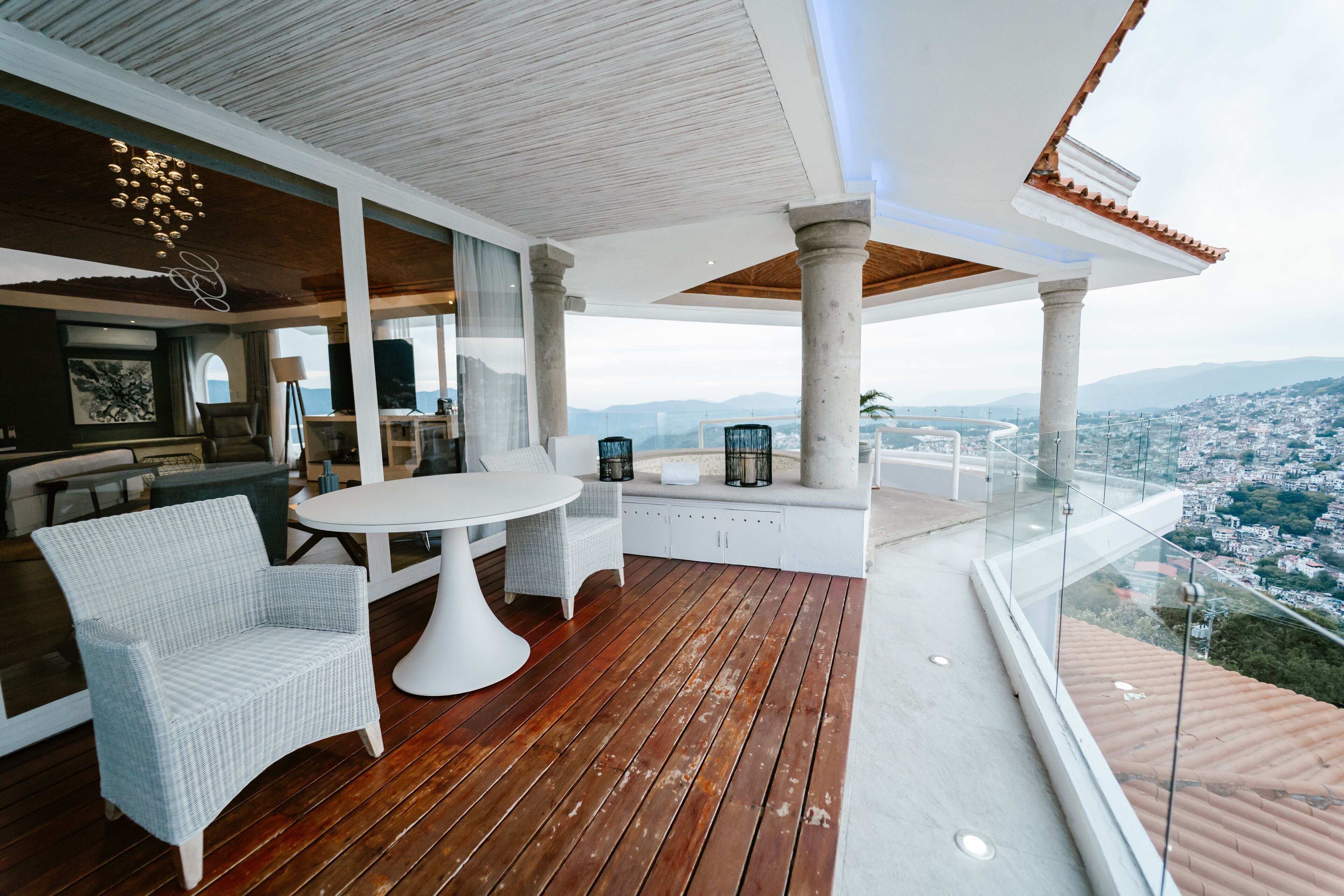 Panoramic Presidencial Suite with Jacuzzi - Vista | Coin séjour | TV connectée de 70 pouces avec chaînes par satellite, télévision, iPad