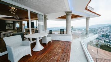 Suite Presidencial Panorámica con Jacuzzi - Vista | Área de sala de estar | Smart TV de 70 pulgadas con canales vía satélite, televisión y iPad