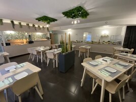 每日供应自助式早餐（每人 EUR 13）