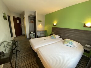 Standard Twin Room, City View | Minibar, in-room safe, desk, soundproofing