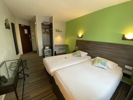 标准双床房, 城市景观 | 迷你吧、客房内保险箱、办公桌、隔音