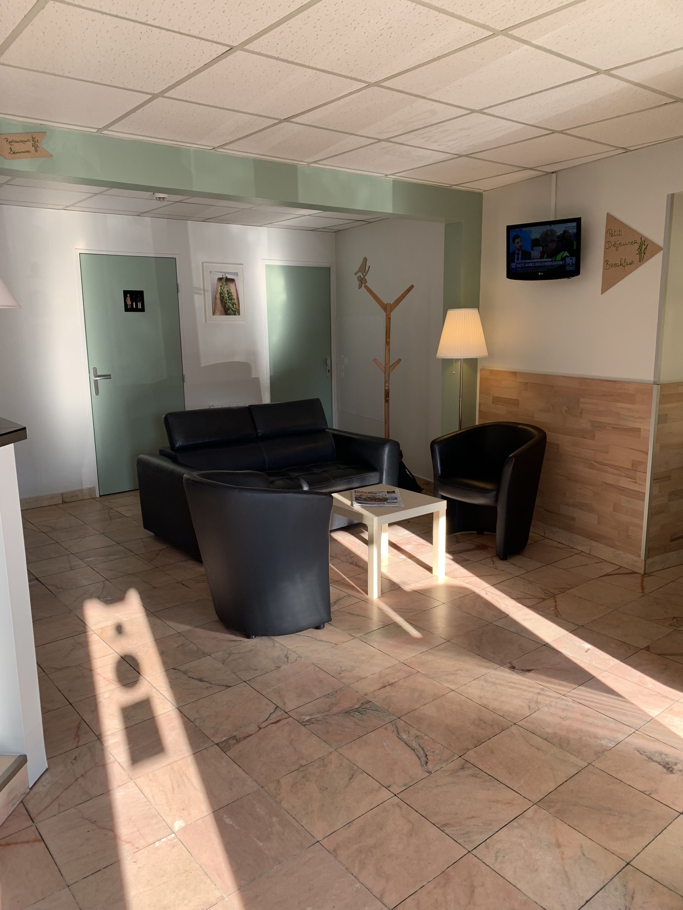 serves breakfast and dinner