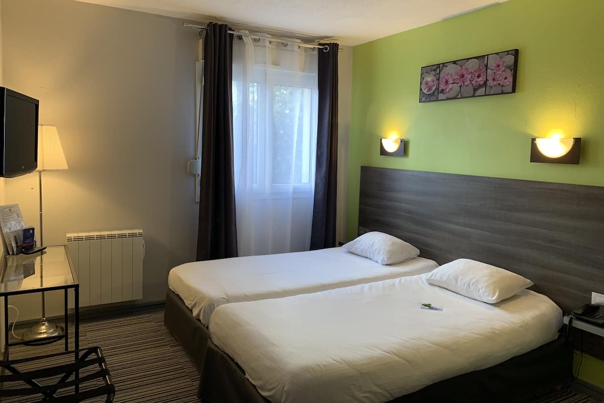 Een minibar, een kluis op de kamer, een bureau, geluiddichte muren