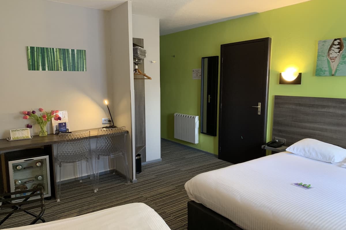 Een minibar, een kluis op de kamer, een bureau, geluiddichte muren