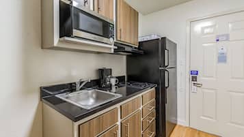 Refrigerador con congelador, microondas y cafetera y tetera