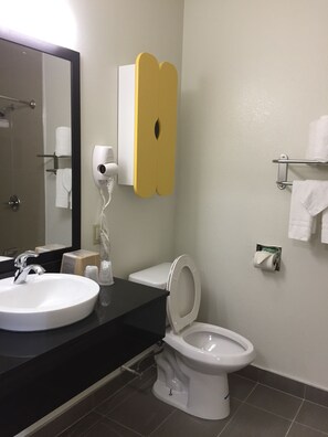 Bañera con ducha, artículos de tocador gratuitos, secador de pelo