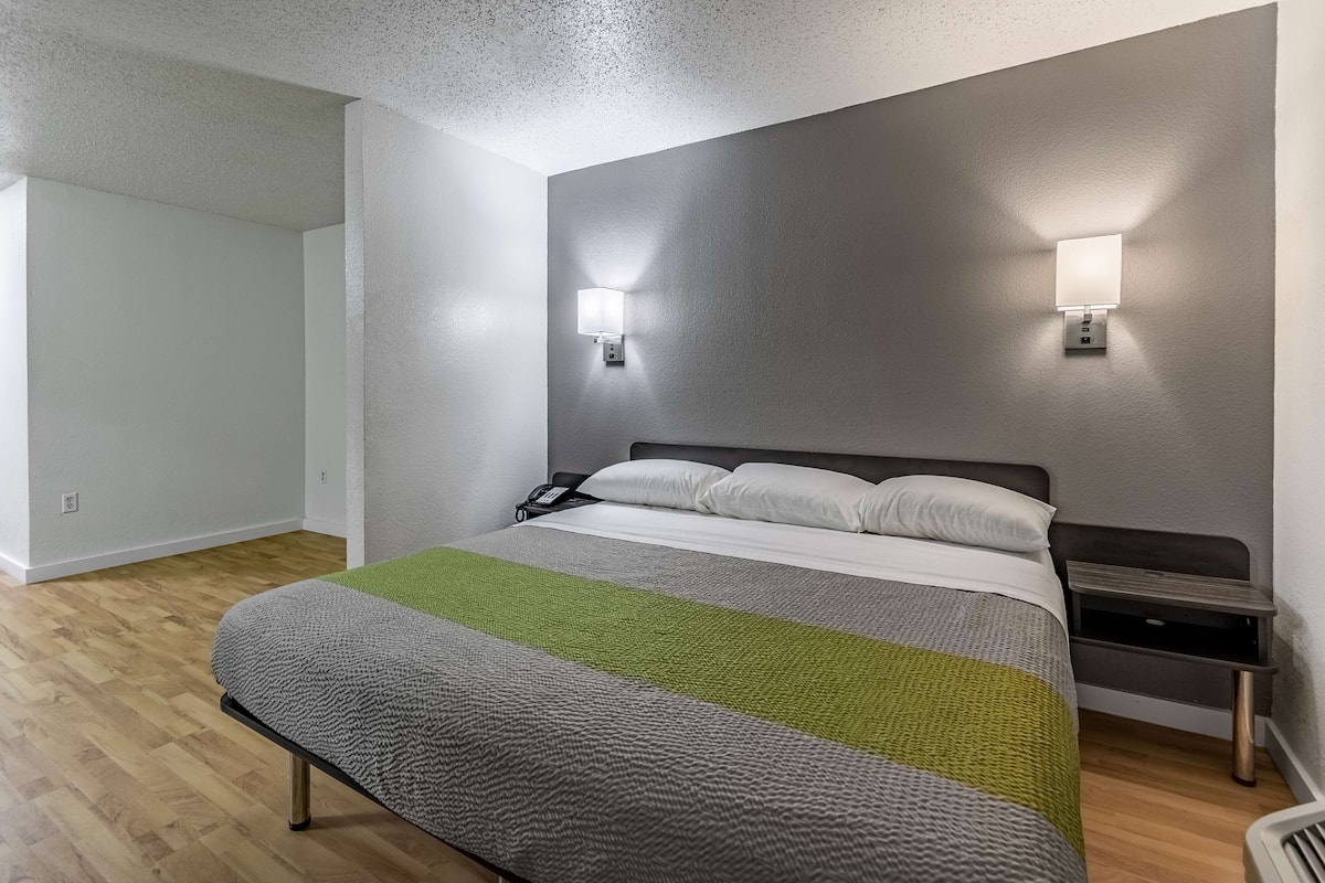 Escritorio, wifi gratis y ropa de cama