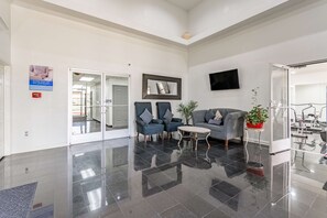 Lobby - Studio 6 Dallas, TX (Dallas)