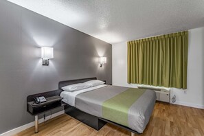 Desk, free WiFi, bed sheets - Studio 6 Dallas, TX (Dallas)