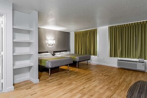 Desk, free WiFi, bed sheets - Studio 6 Dallas, TX (Dallas)