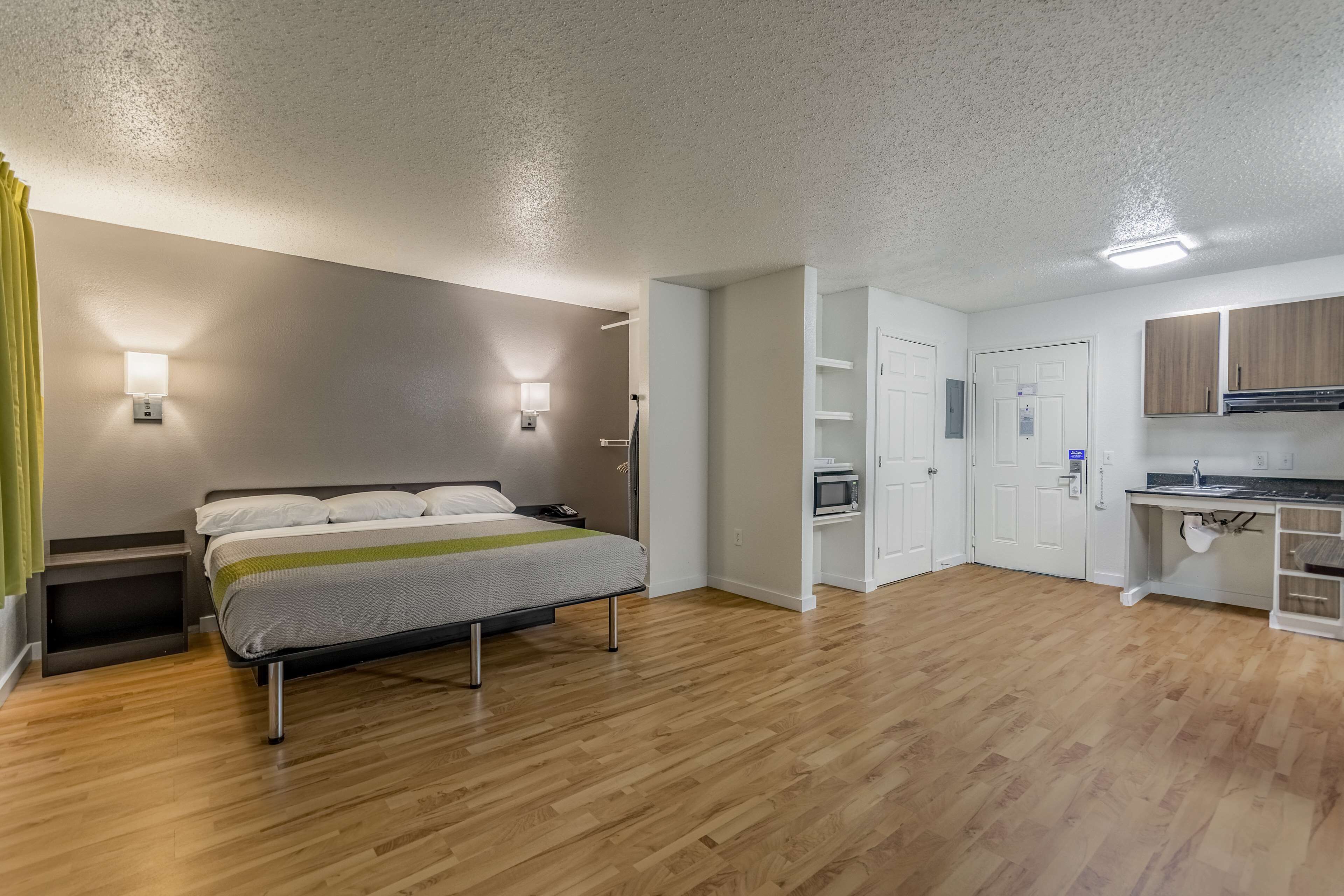 Escritorio, wifi gratis y ropa de cama 