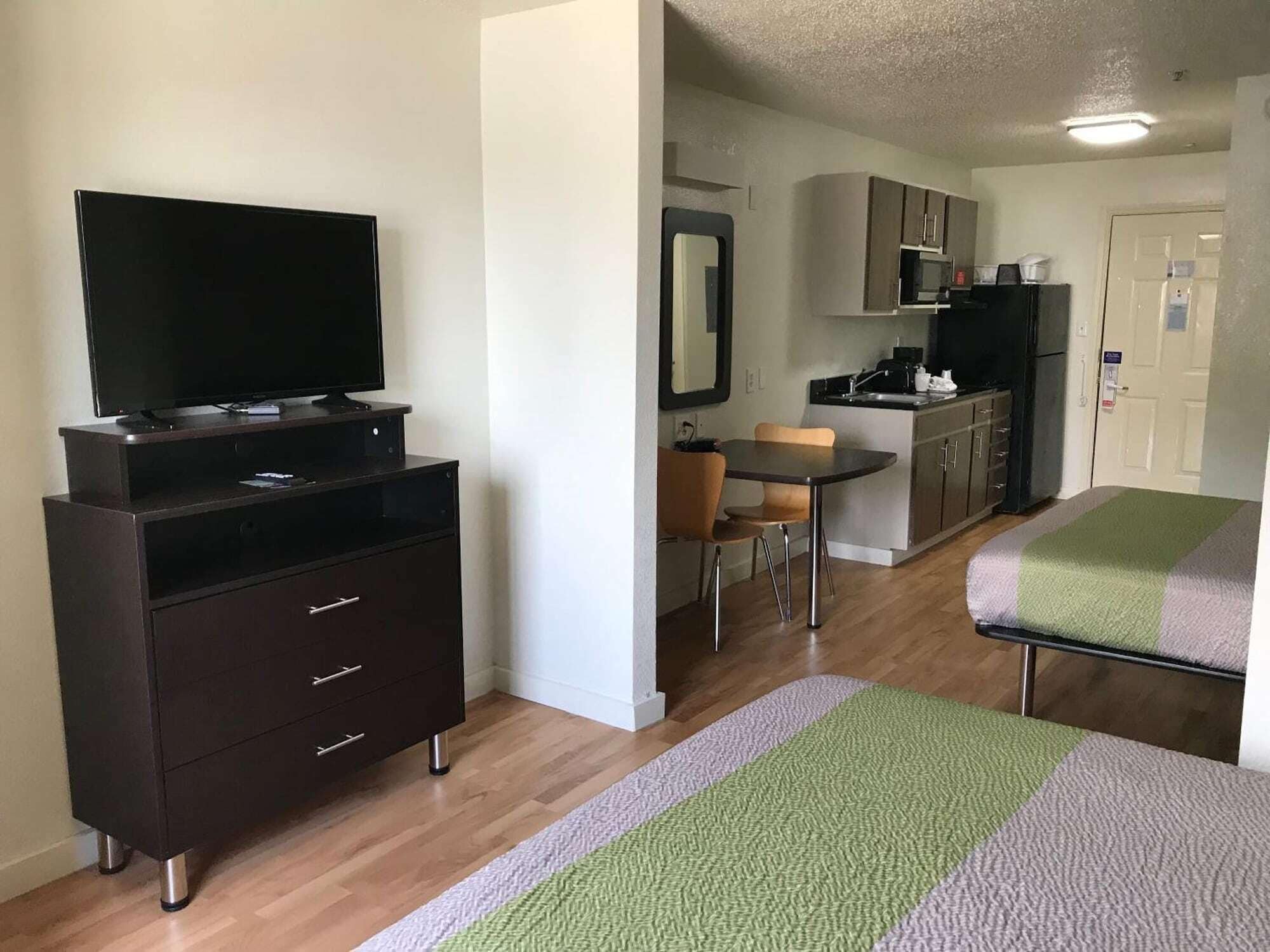 Desk, free WiFi, bed sheets