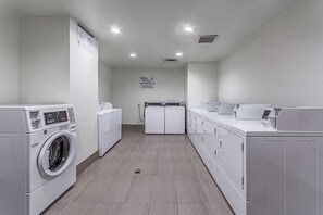 Suite estándar, 2 camas Queen size, para no fumadores | Servicio de la propiedad