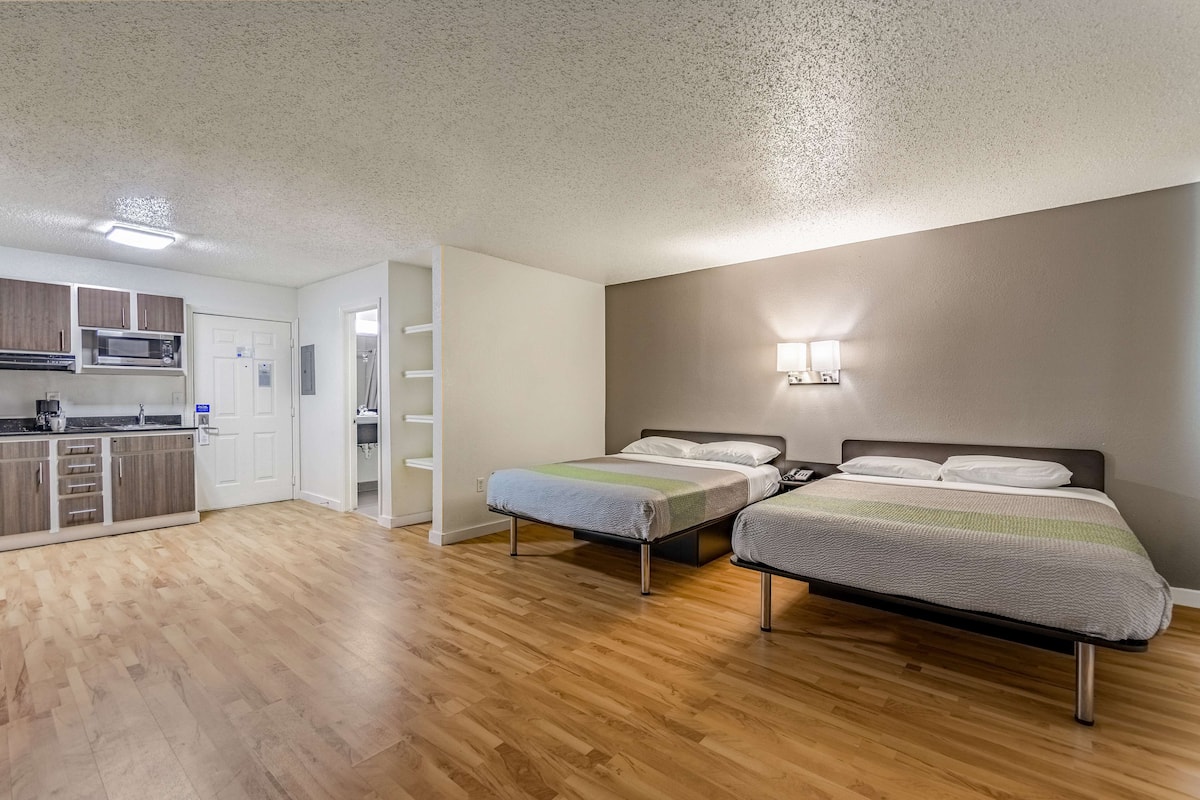 Escritorio, wifi gratis y ropa de cama