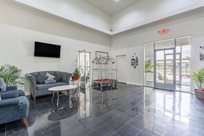 Lobby - Studio 6 Dallas, TX (Dallas)