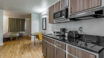 Refrigerador con congelador, microondas y cafetera y tetera