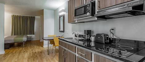 Grand réfrigérateur, micro-ondes, cafetiÚre/bouilloire