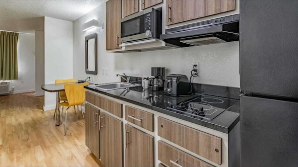 Frigorífico grande, microondas y cafetera o tetera