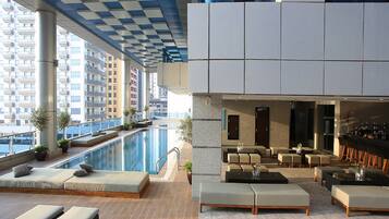 2 piscine all'aperto, con ingresso dalle 09:00 alle 18:00, lettini