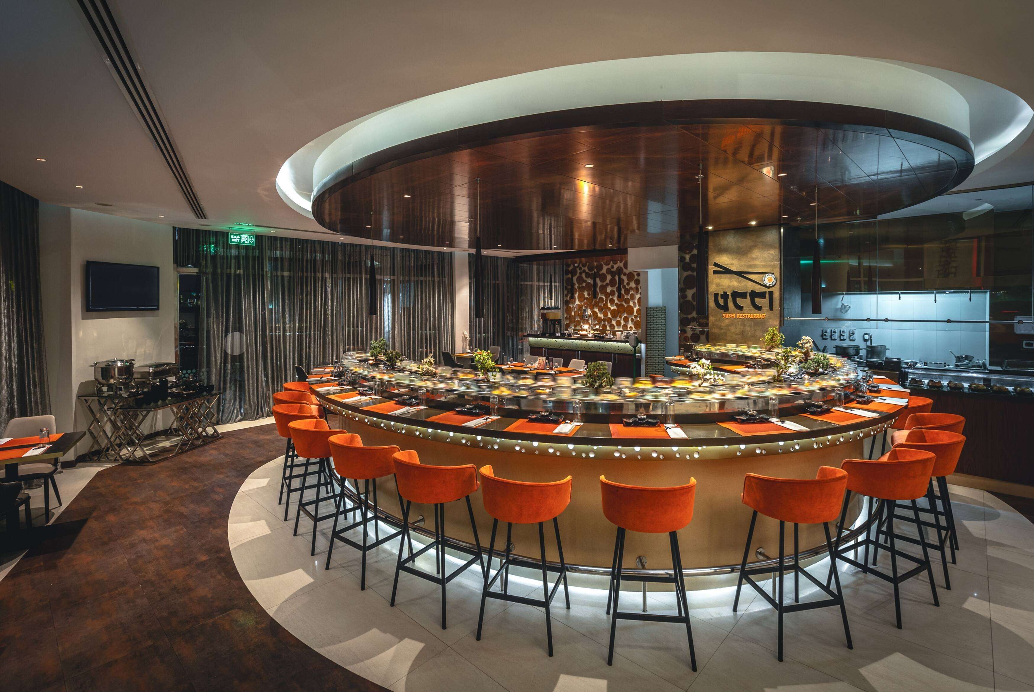 3 restaurants; breakfast, lunch and dinner served 