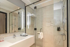 Ilmaiset hygieniatuotteet, hiustenkuivaaja, tohvelit, pyyhkeet