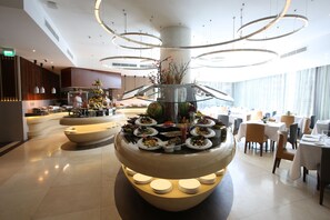Desayuno buffet diario (AED 59 por persona)