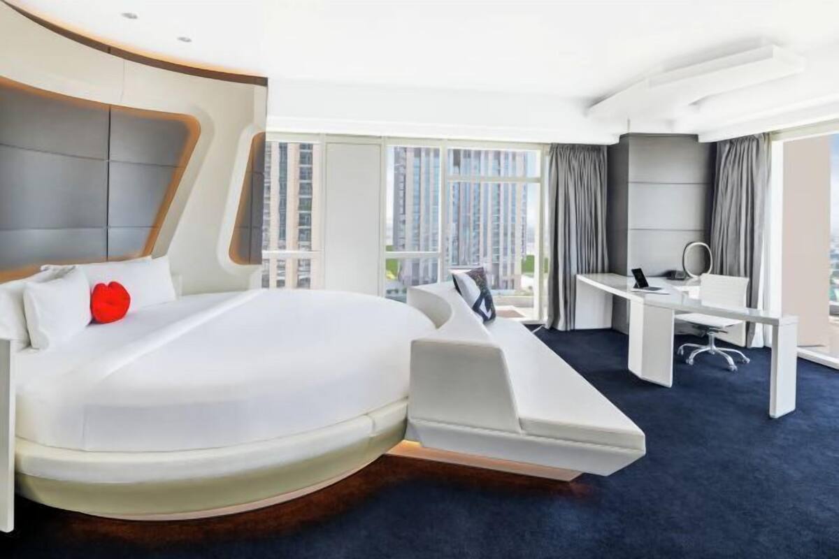 Seprai premium, minibar, brankas, dan meja kerja
