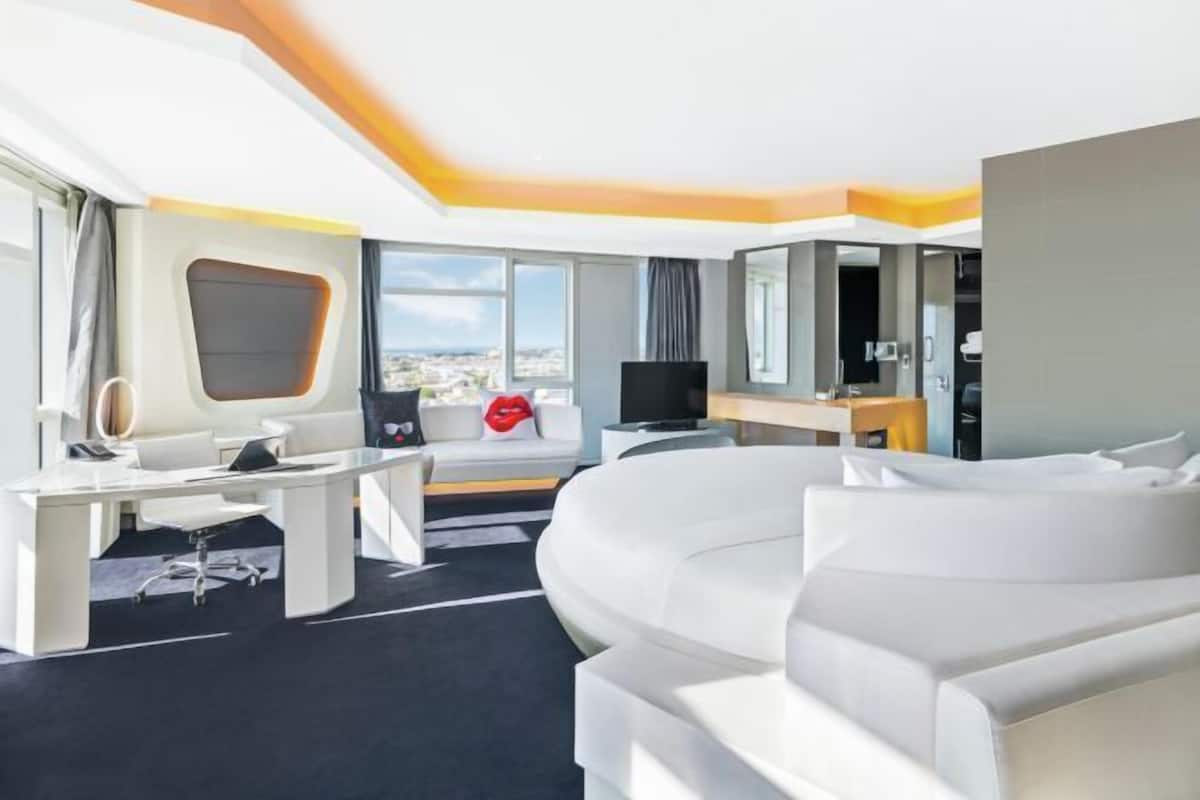 Hochwertige Bettwaren, Minibar, Zimmersafe, Schreibtisch