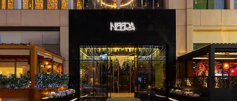 2 bars/lounges, poolside bar