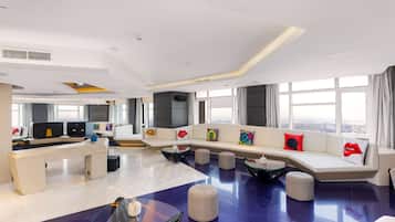 Penthouse Elite, 1 giường cỡ king | Khu phòng khách | TV LED 55-inch có truyền hình cáp, TV, iPod dock